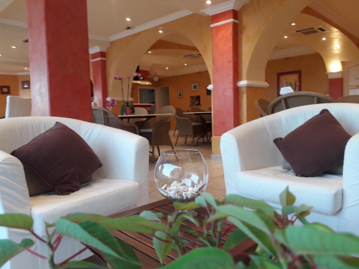 Hotel & Spa La Villa แซ็งต์-แมกซีม ภายนอก รูปภาพ